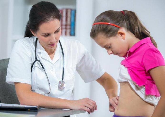 A child suspected of a helminical invasion in an appointment with the doctor